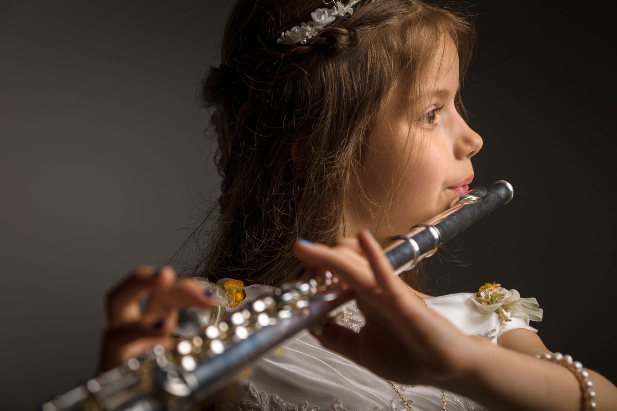 niña de comunion tocando la flauta