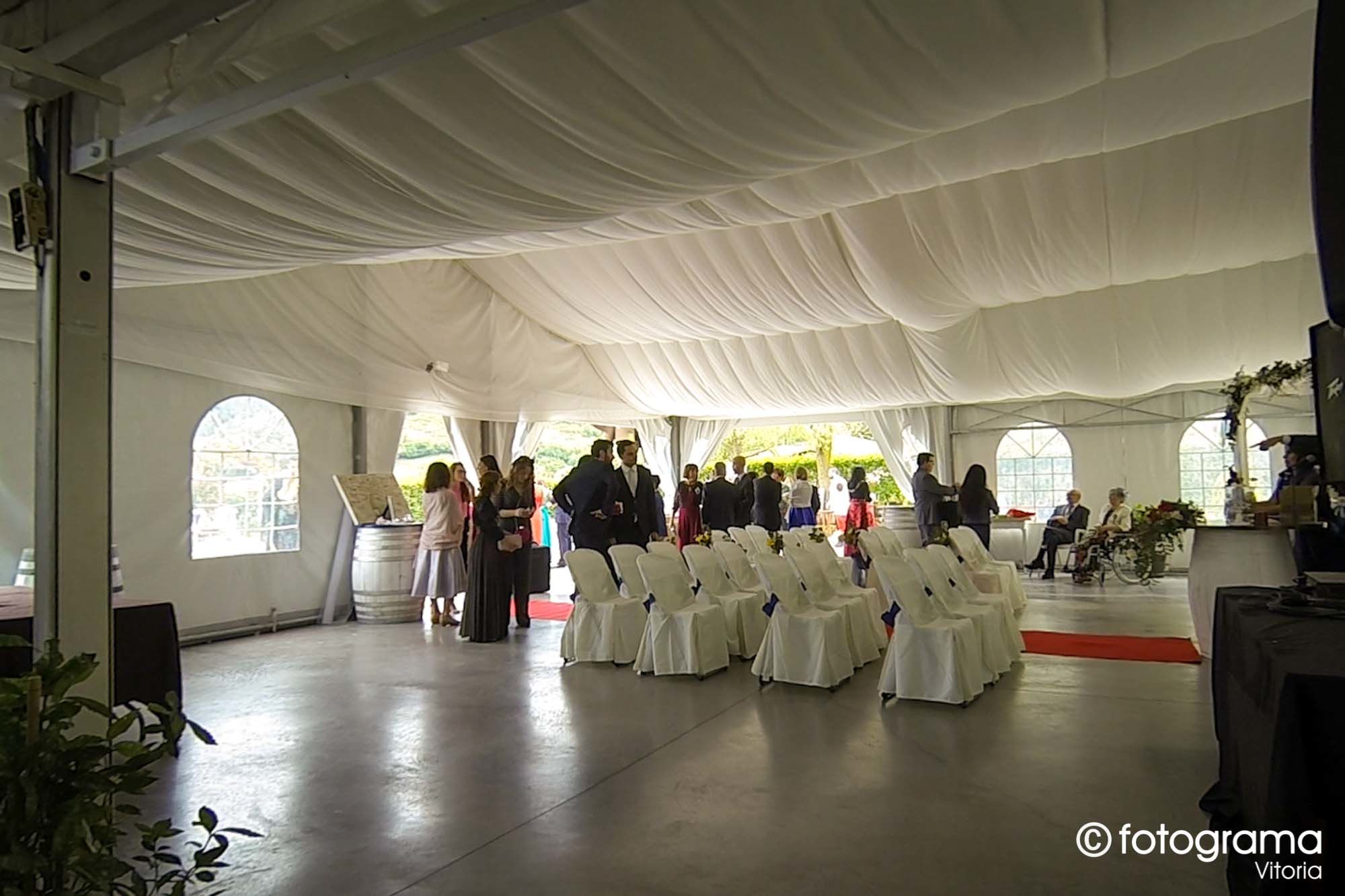 Fotograma Vitoria - 001-foto-de-boda-carpa-preparada-para-celebrar-ceremonia-de-boda-en-arcos-de-quejana-fotogramavitoria-fotografo.jpg