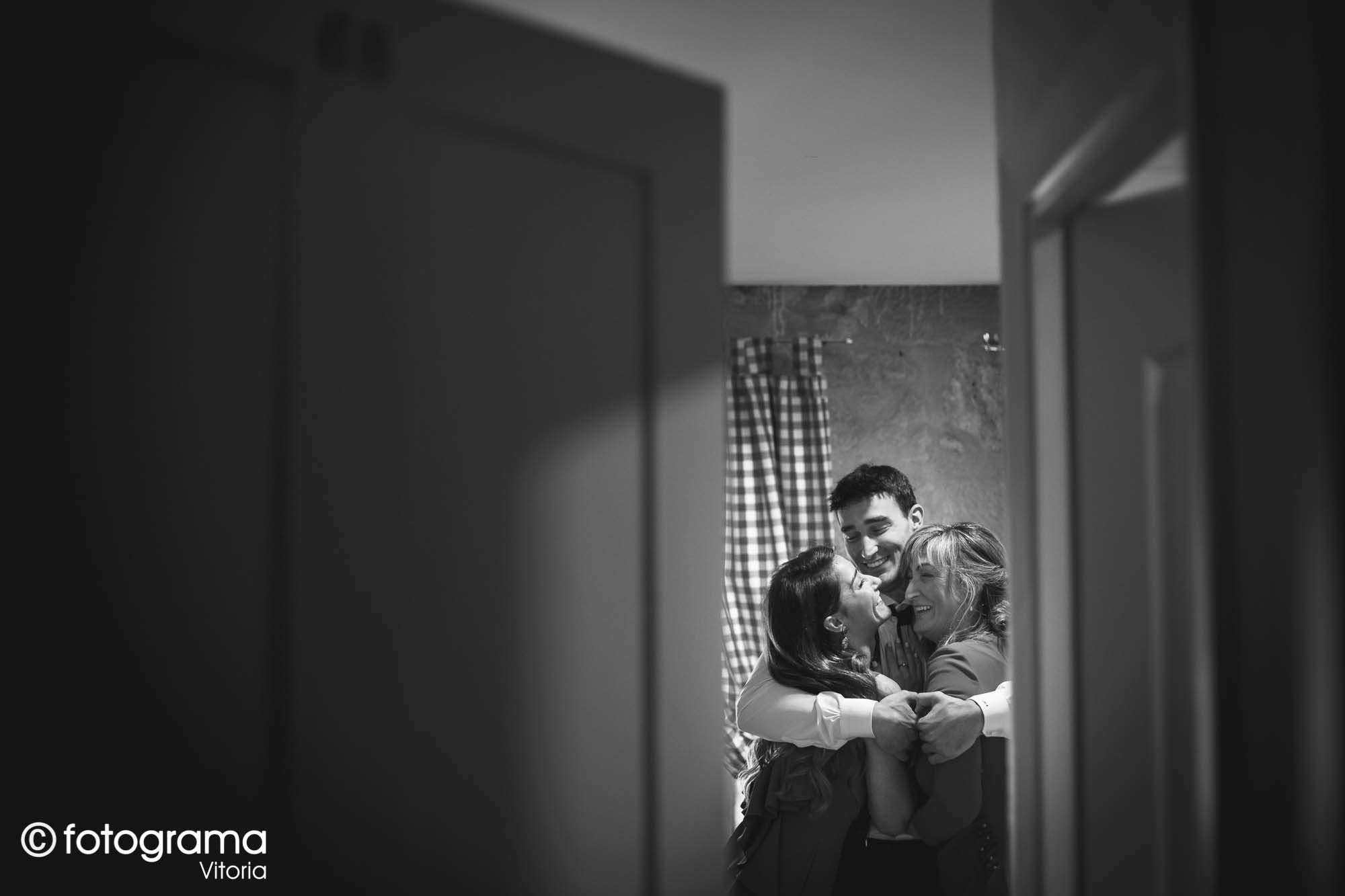 Fotograma Vitoria - 001-foto-de-boda-novio-emocionado-abraza-a-su-madre-y-hermana-en-una-habitacion-del-monasterio-del-espino-fotogramavitoria-fotografo.jpg