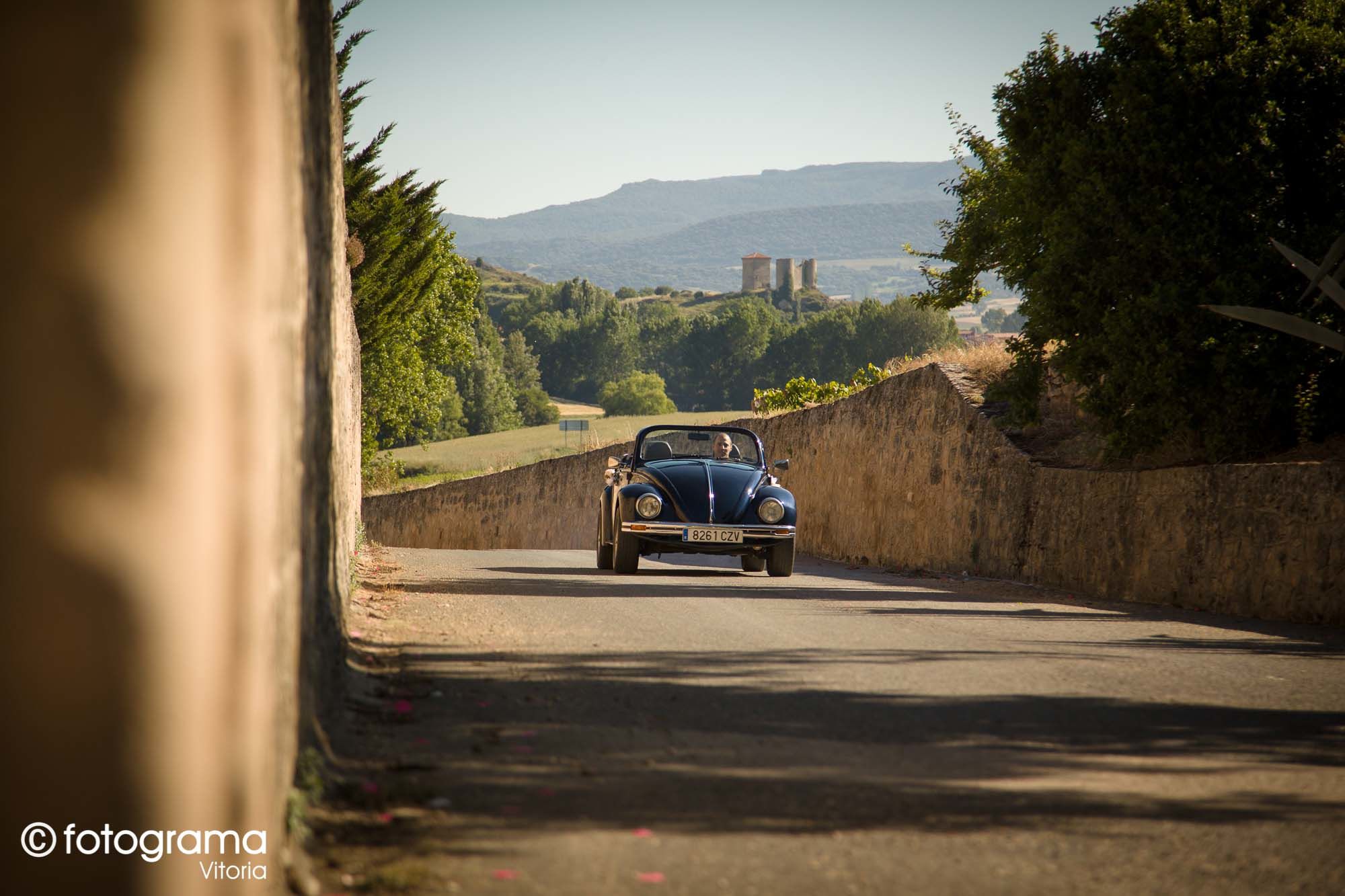 Fotograma Vitoria - 001-foto-de-boda-novio-llega-en-coche-escarabajo-a-su-boda-en-el-monasterio-del-espino-fotogramavitoria-fotografo.jpg