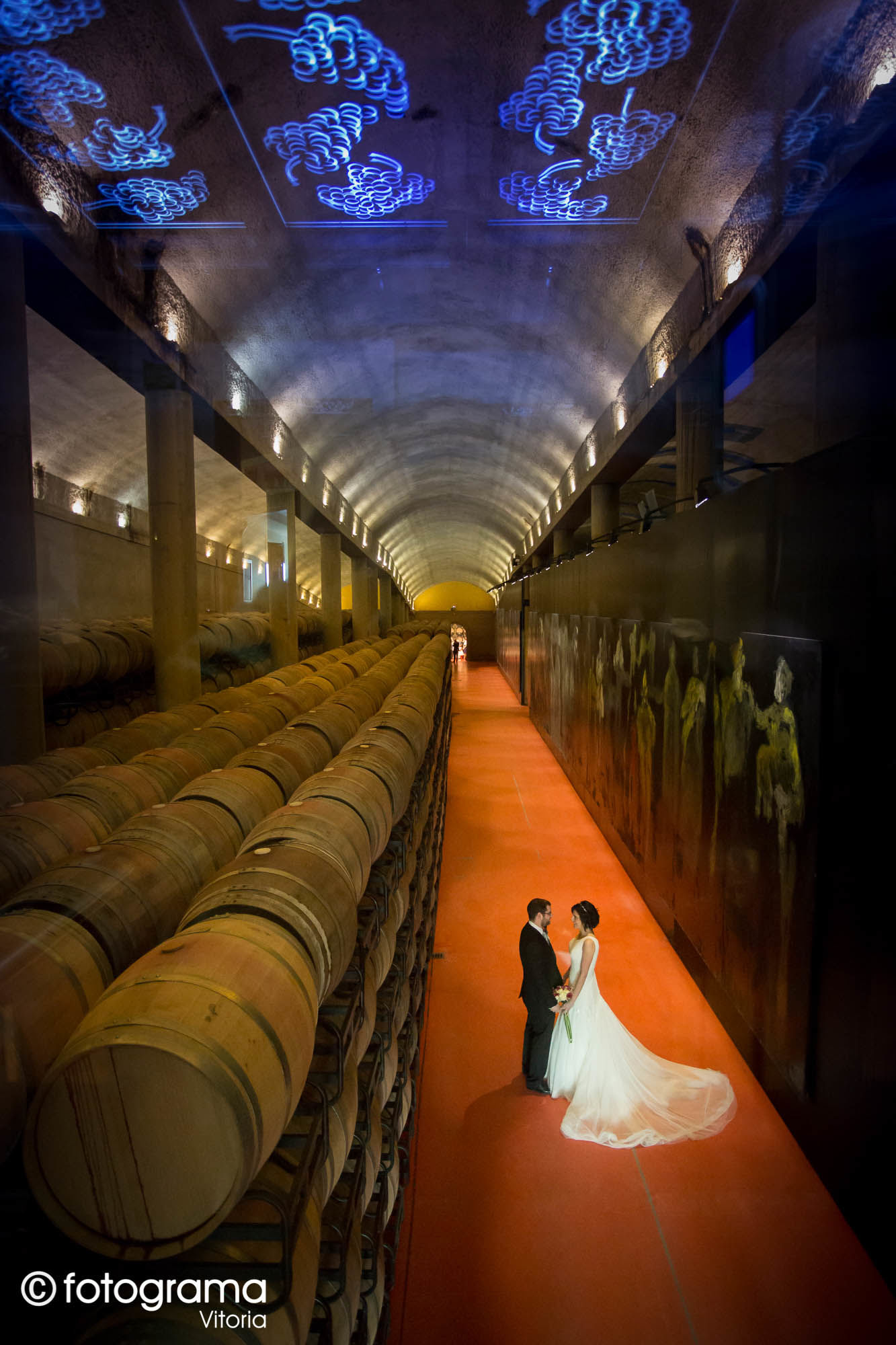 Fotograma Vitoria - 001-foto-de-boda-novios-posan-en-el-interior-de-las-bodegas-eguren-ugarte-de-laguardia-fotogramavitoria-fotografo.jpg