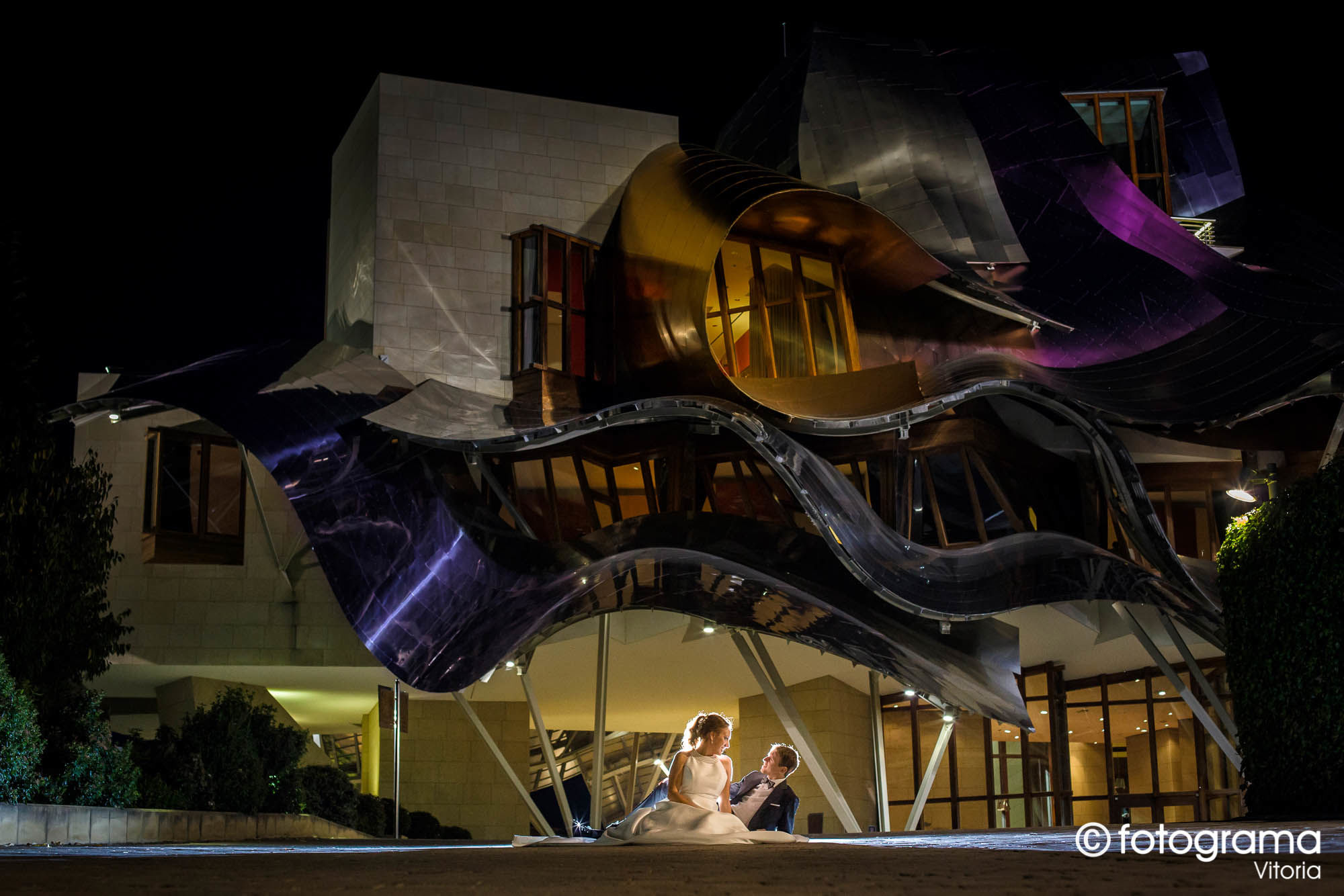 Fotograma Vitoria - 001-foto-de-boda-novios-posando-de-noche-frente-a-la-bodega-marques-de-riscal-en-elciego-fotogramavitoria-fotografo.jpg