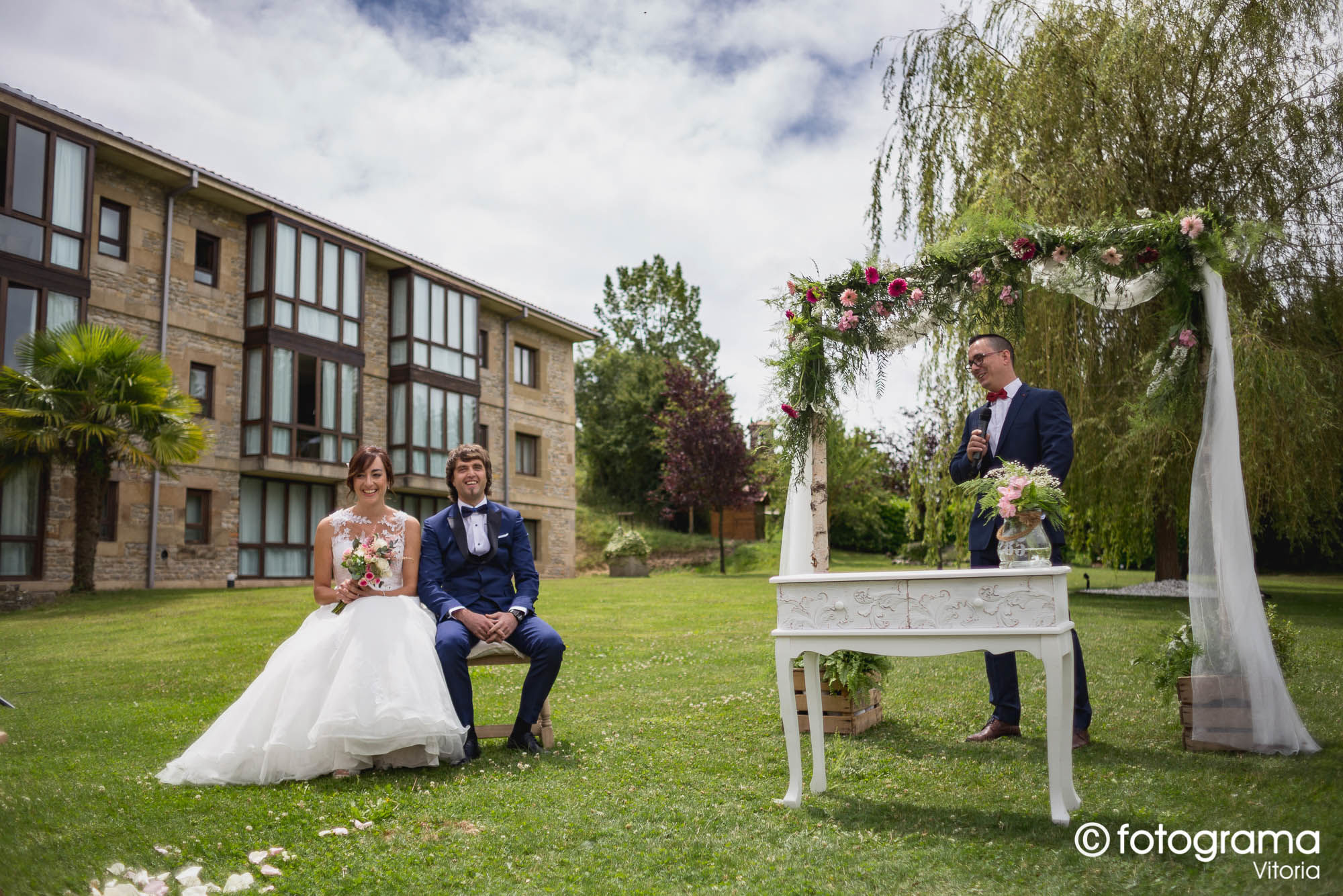 Fotograma Vitoria - 001-foto-de-boda-novios-se-rien-durante-la-ceremonia-de-boda-en-el-jardin-del-parador-de-argomaniz-fotogramavitoria-fotografo.jpg