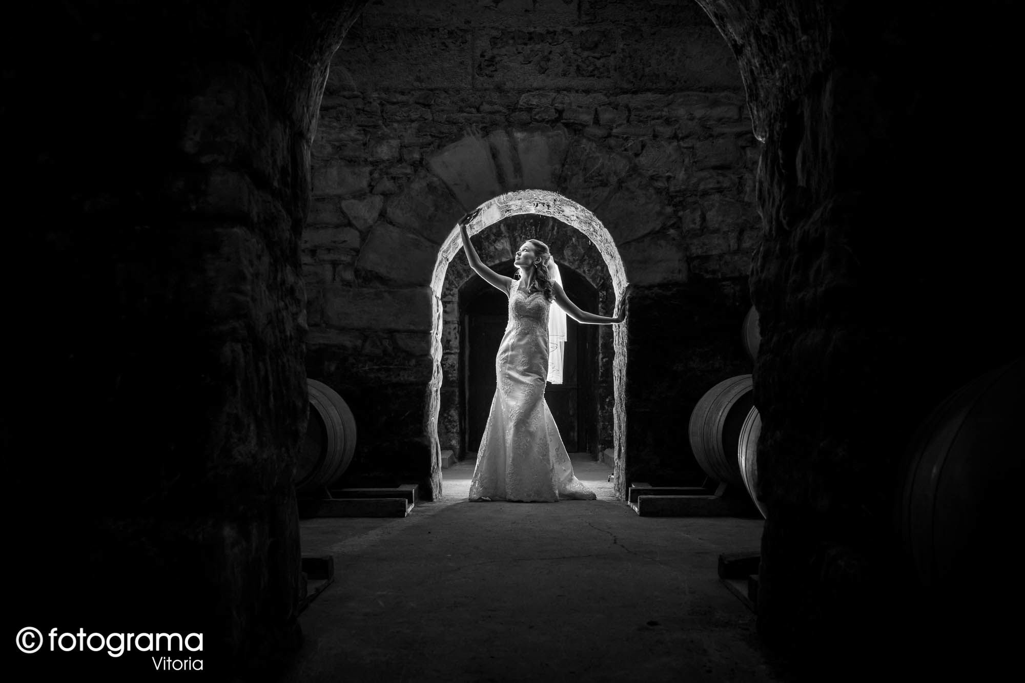 Fotograma Vitoria - 002-foto-de-boda-en-blanco-y-negro-de-novia-posando-iluminada-en-las-bodegas-del-hotel-marques-de-riscal-en-elciego-fotogramavitoria-fotografo.jpg