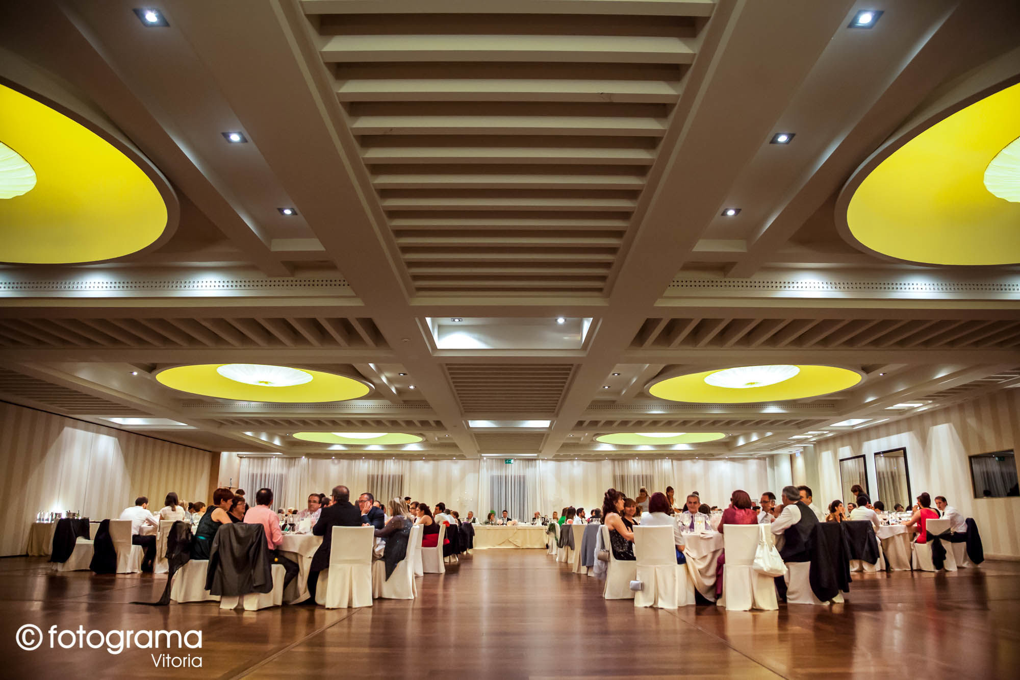 Fotograma Vitoria - 002-foto-de-boda-los-invitados-disfrutan-del-convite-en-el-comedor-del-hotel-marques-de-riscal-en-elciego-fotogramavitoria-fotografo.jpg