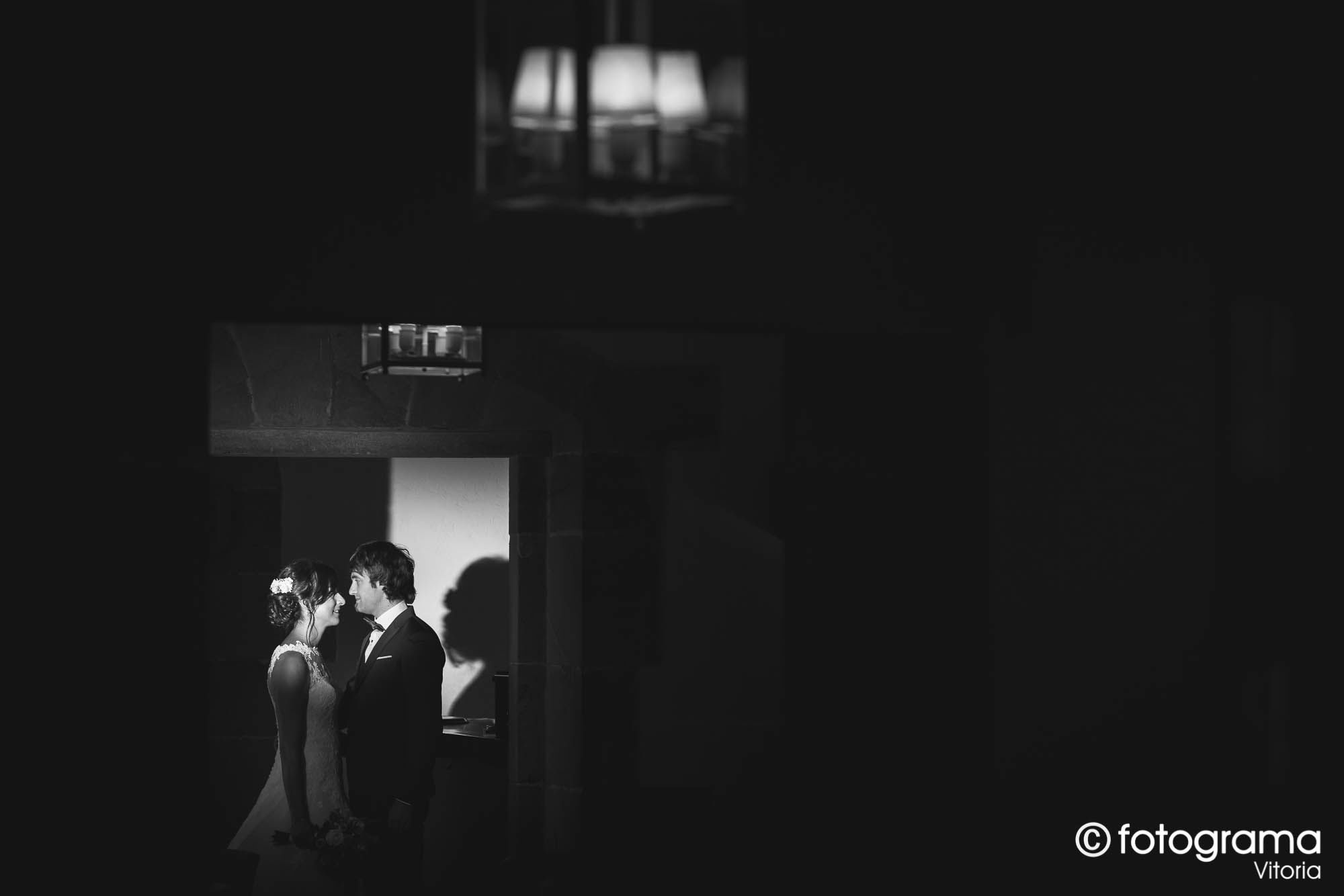 Fotograma Vitoria - 002-foto-de-boda-novios-mirandose-en-una-de-las-estancias-del-parador-de-argomaniz-fotogramavitoria-fotografo.jpg