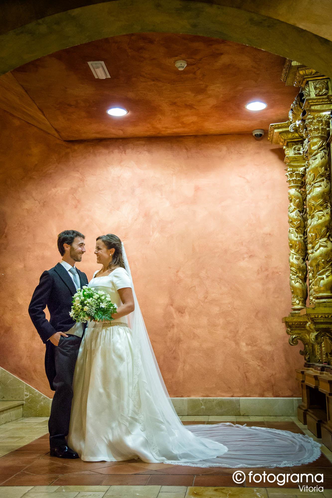 Fotograma Vitoria - 002-foto-de-boda-novios-posan-en-un-espacio-de-villa-lucia-en-laguardia-fotogramavitoria-fotografo.jpg