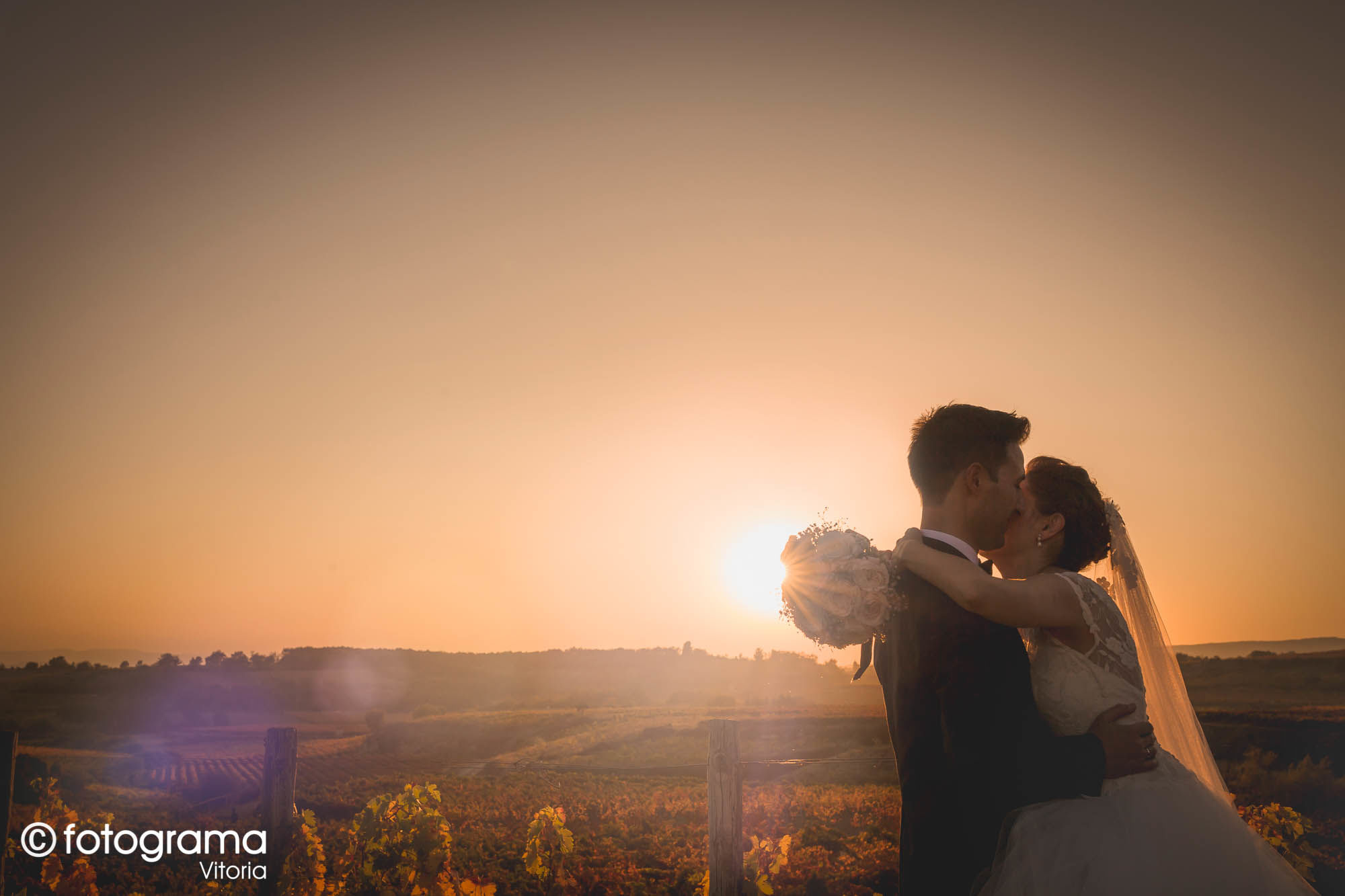 Fotograma Vitoria - 002-foto-de-boda-novios-se-abrazan-al-atardecer-entre-las-vin-as-de-la-bodega-eguren-ugarte-de-laguardia-fotogramavitoria-fotografo.jpg