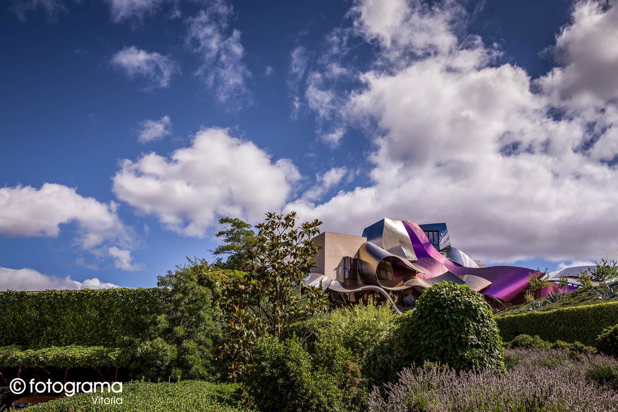 Fotograma Vitoria - 002-foto-de-los-jardines-y-edificio-del-hotel-marques-de-riscal-en-elciego-fotogramavitoria-fotografo.jpg