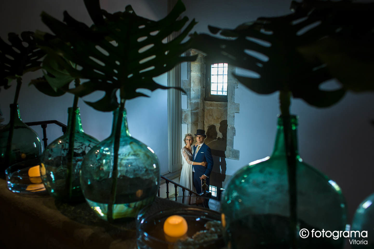 Fotograma Vitoria - 005-foto-de-boda-novios-posan-en-escalera-de-mi-castillo-de-arena-de-zurbano-fotogramavitoria-fotografo.jpg