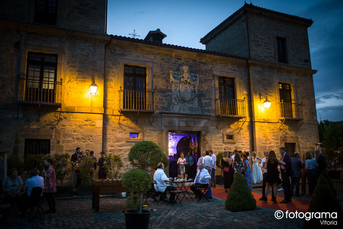 Fotograma Vitoria - 013-foto-de-boda-los-invitados-disfrutan-de-noche-en-mi-castillo-de-arena-de-zurbano-fotogramavitoria-fotografo.jpg