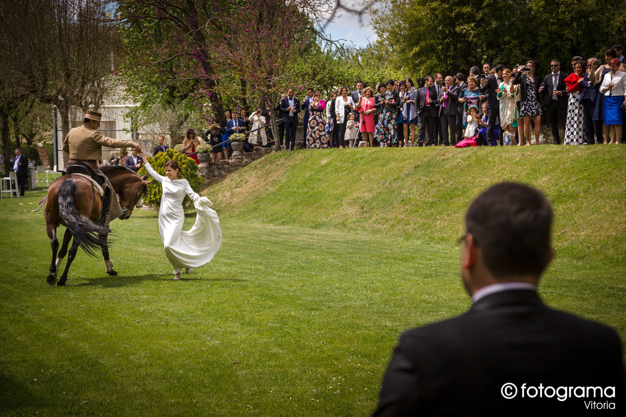 Fotograma Vitoria - 040-foto-de-boda-novia-baila-con-caballo-en-jardin-de-restaurante-oula-fotogramavitoria-fotografo.jpg