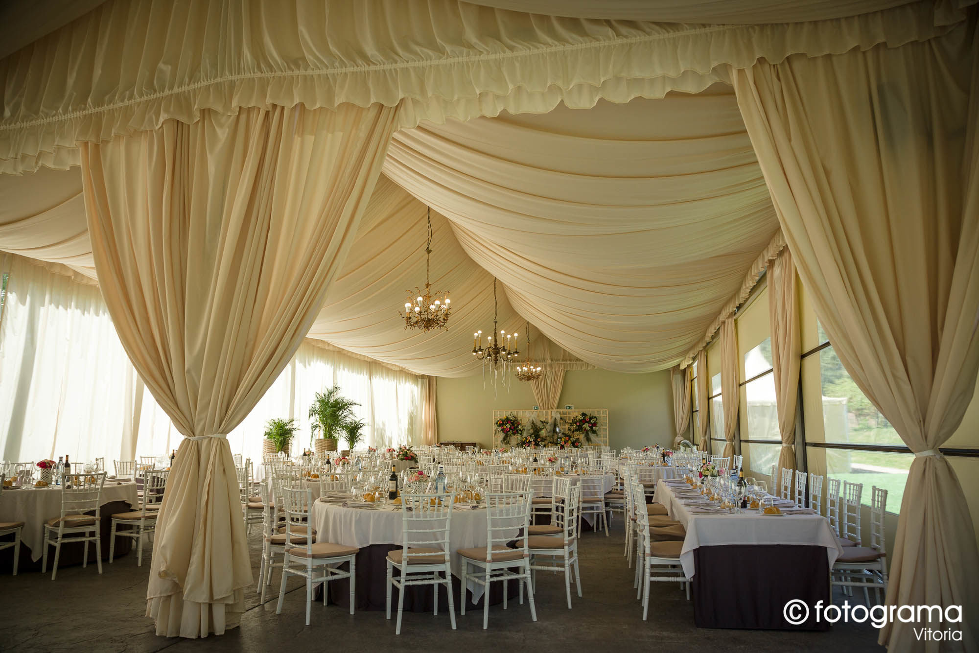 Fotograma Vitoria - 041-foto-de-boda-comedor-preparado-para-la-boda-en-carpa-de-restaurante-oula-fotogramavitoria-fotografo.jpg