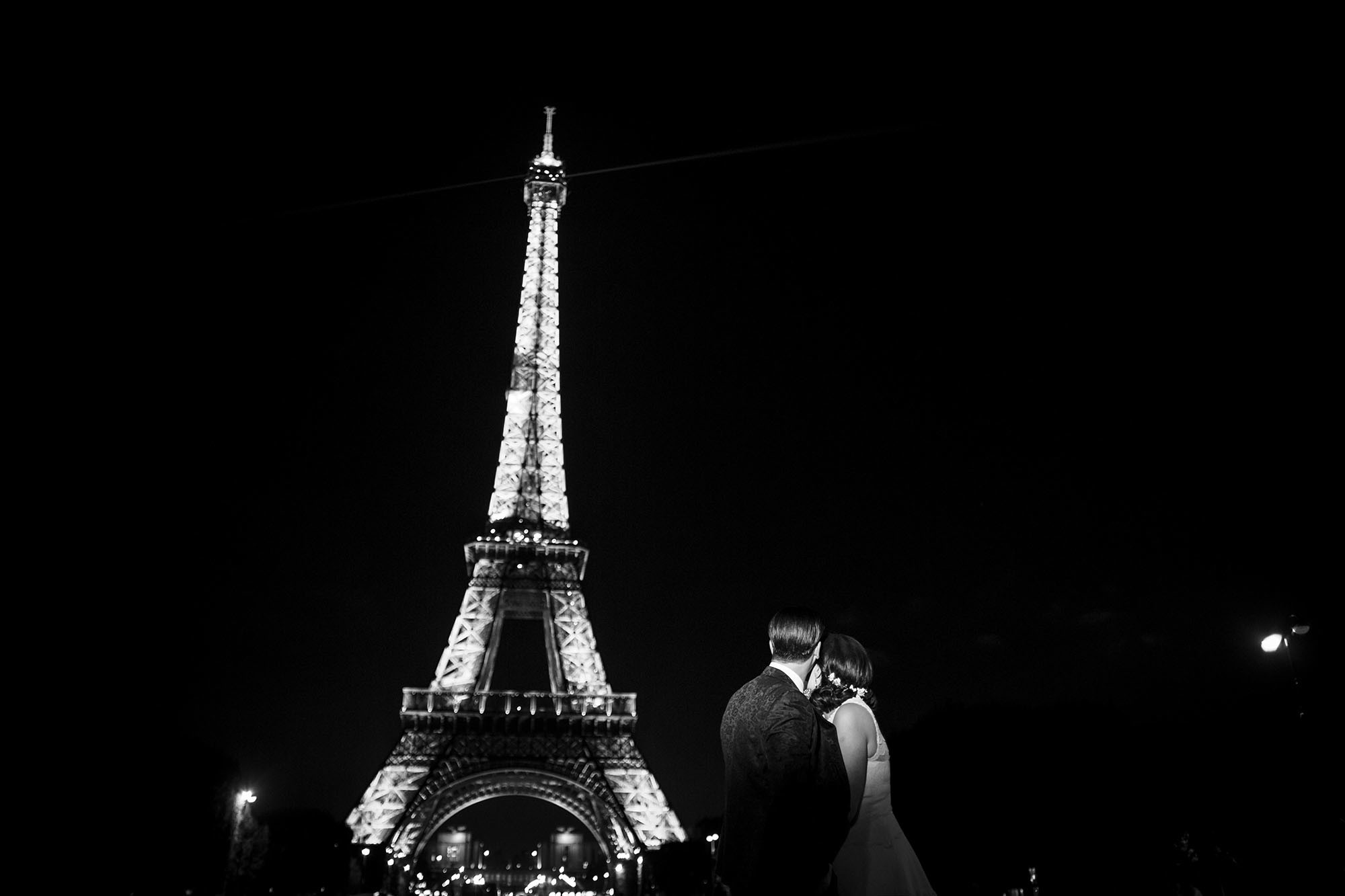 novios enamorados en paris