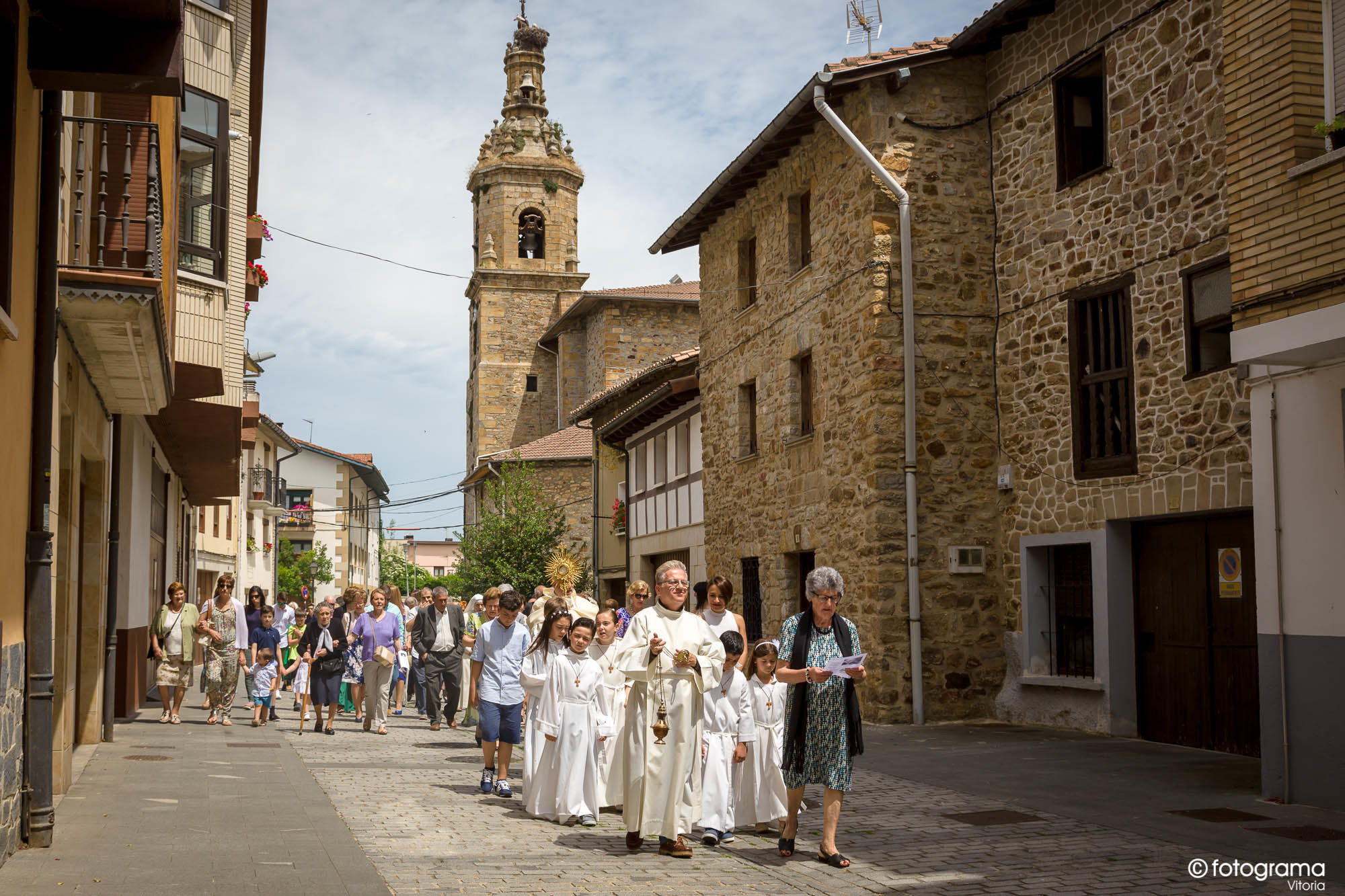 niños de comunión en procesión por Legutiano