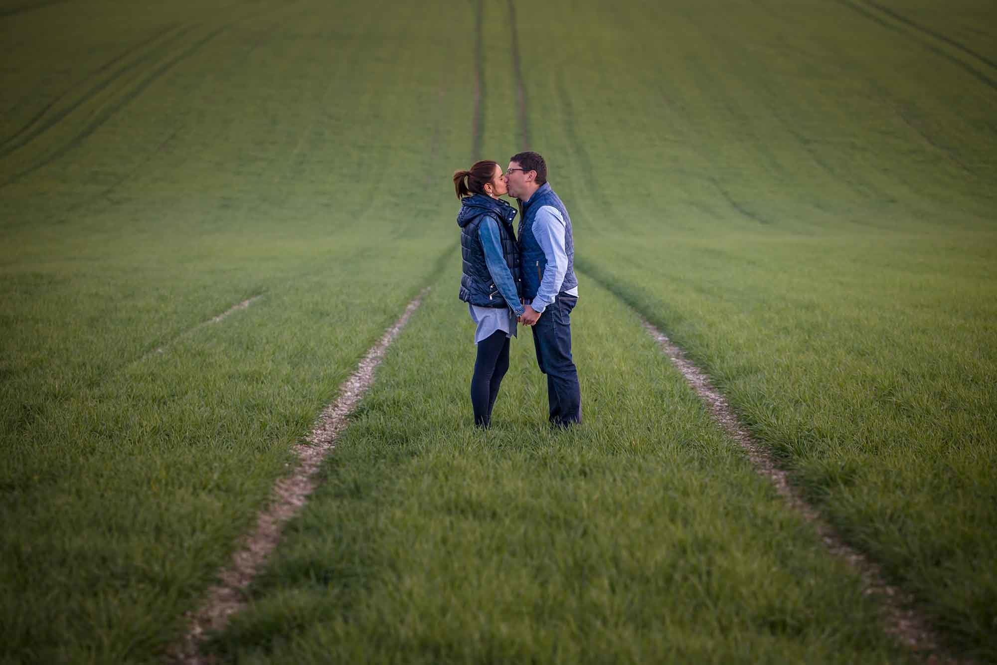 novios se besan en preboda