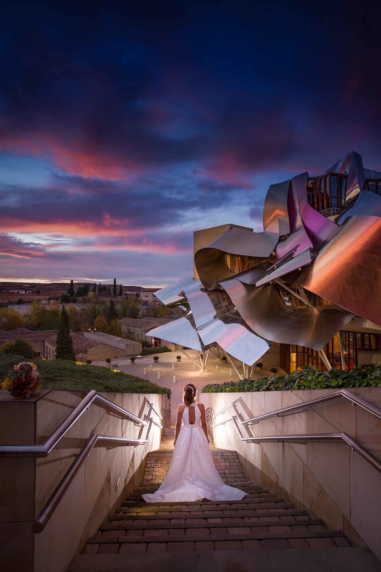 novia de noche en marques de riscal