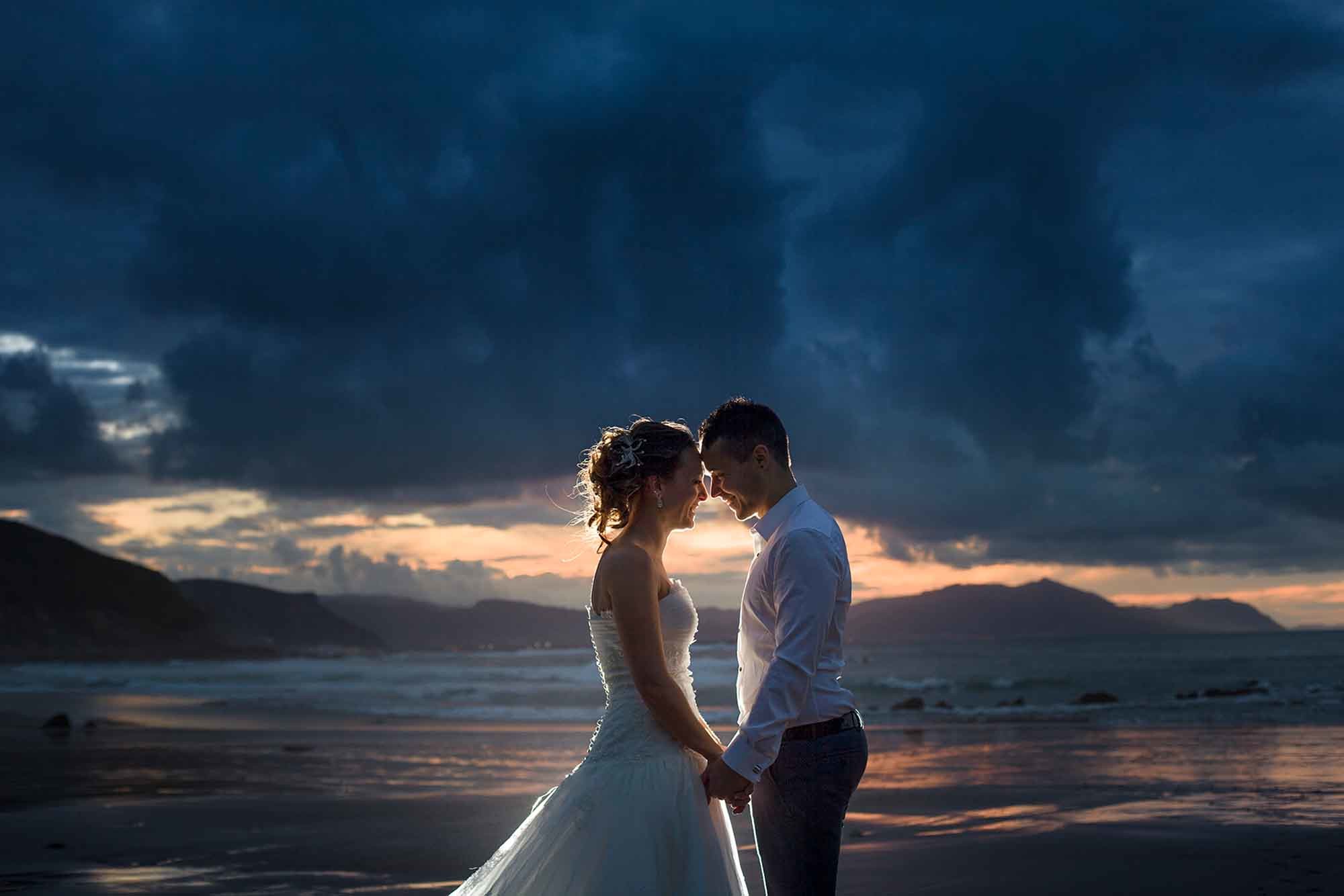 novios al atardecer en la playa