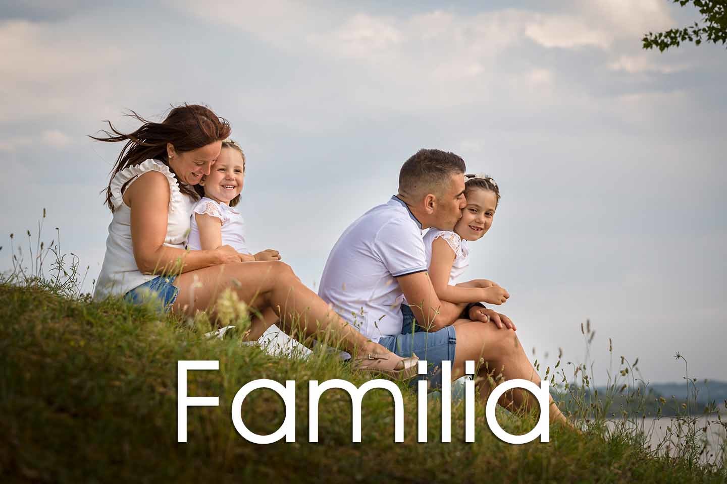 familia disfrutando en el pantano