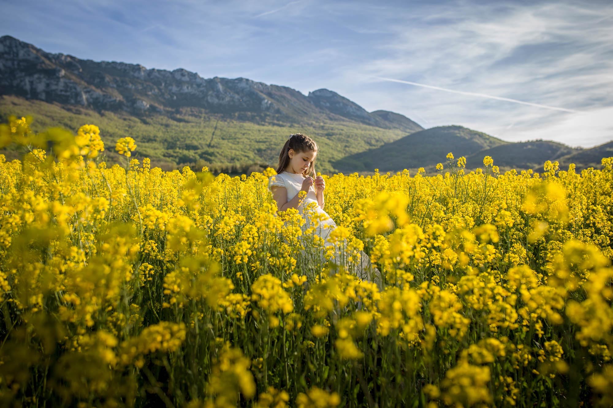 niña de comunión feliz en el campo