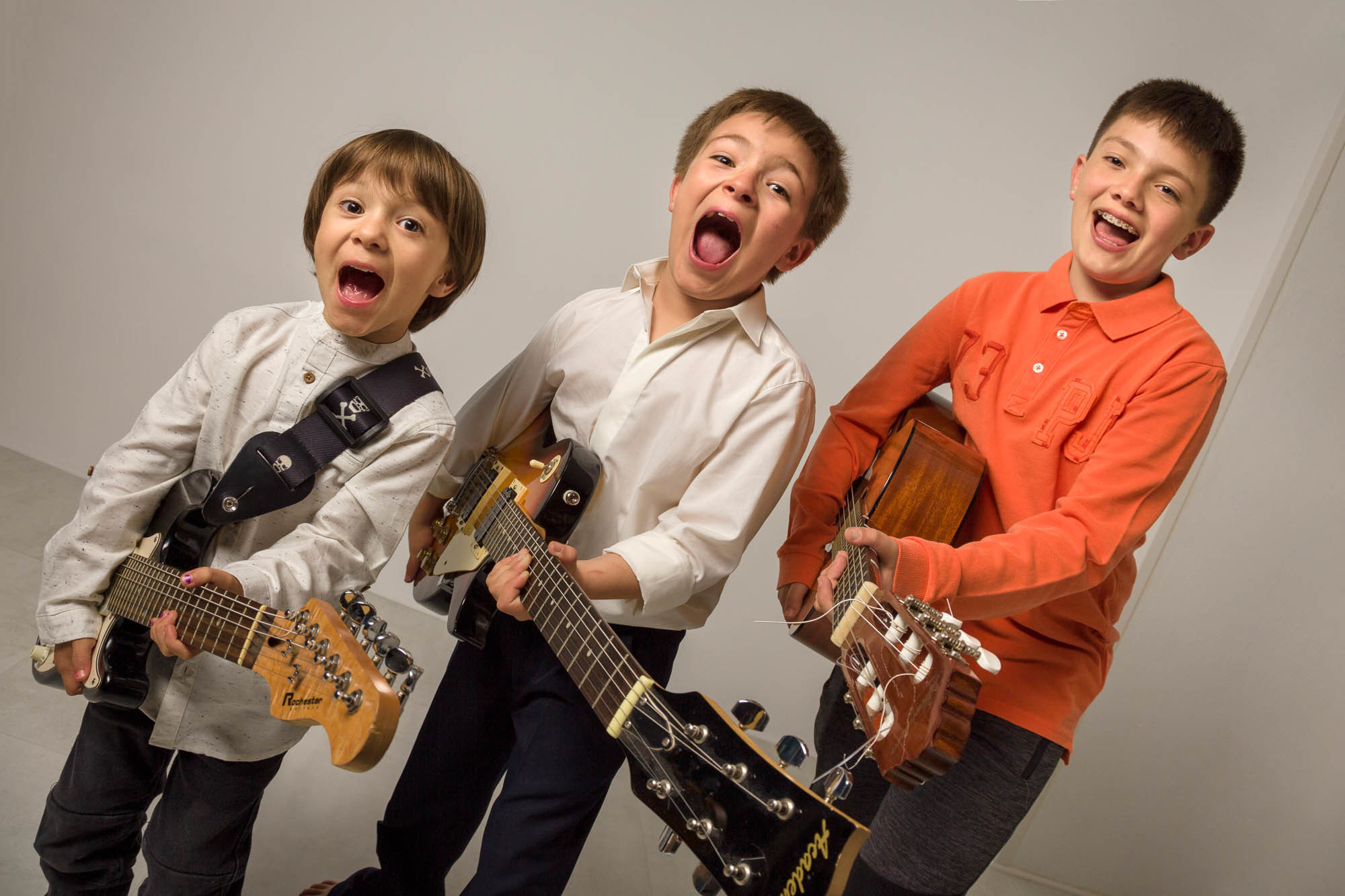 niño comunion con hermanos y guitarras