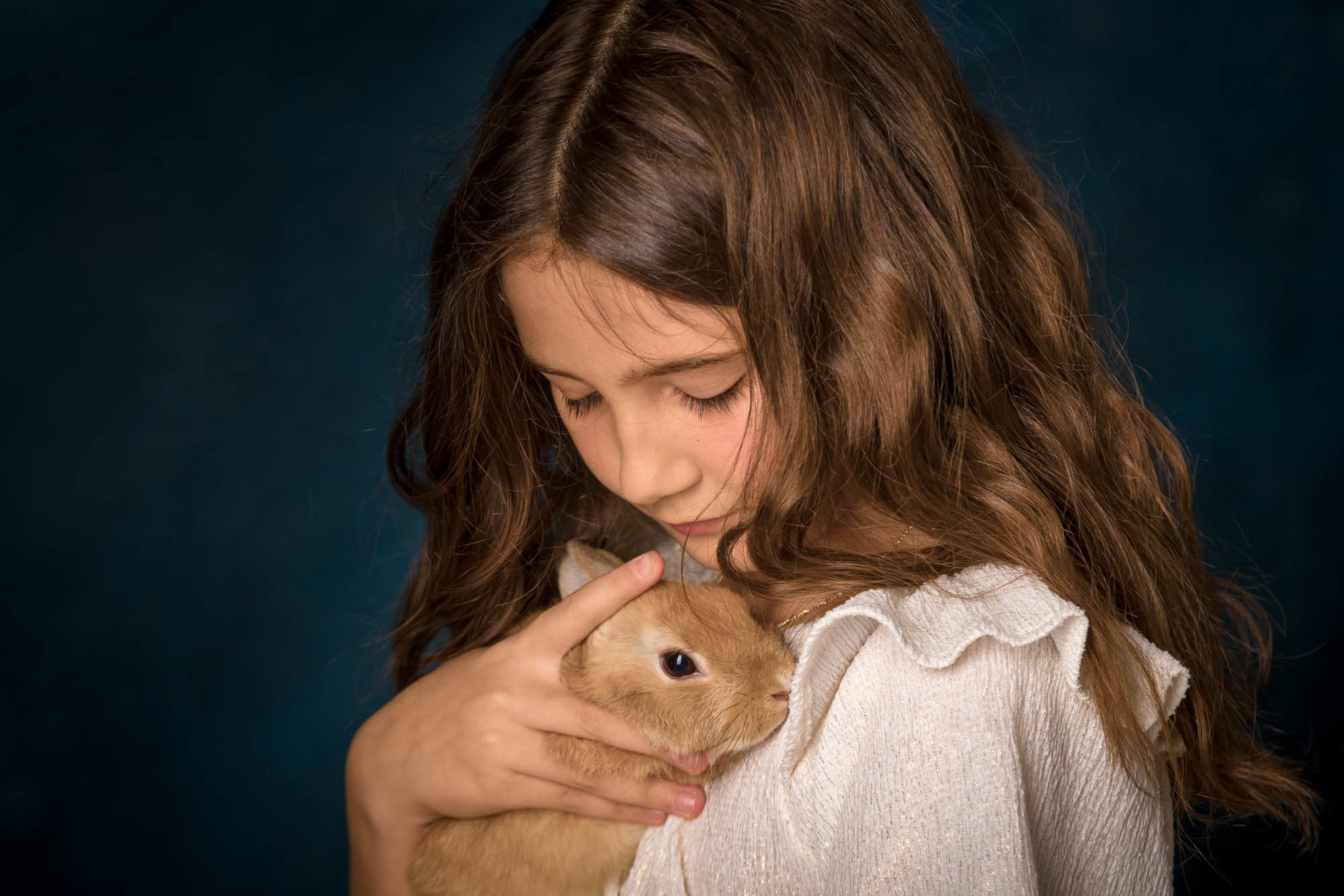 primer plano de niña de comunion con mascota