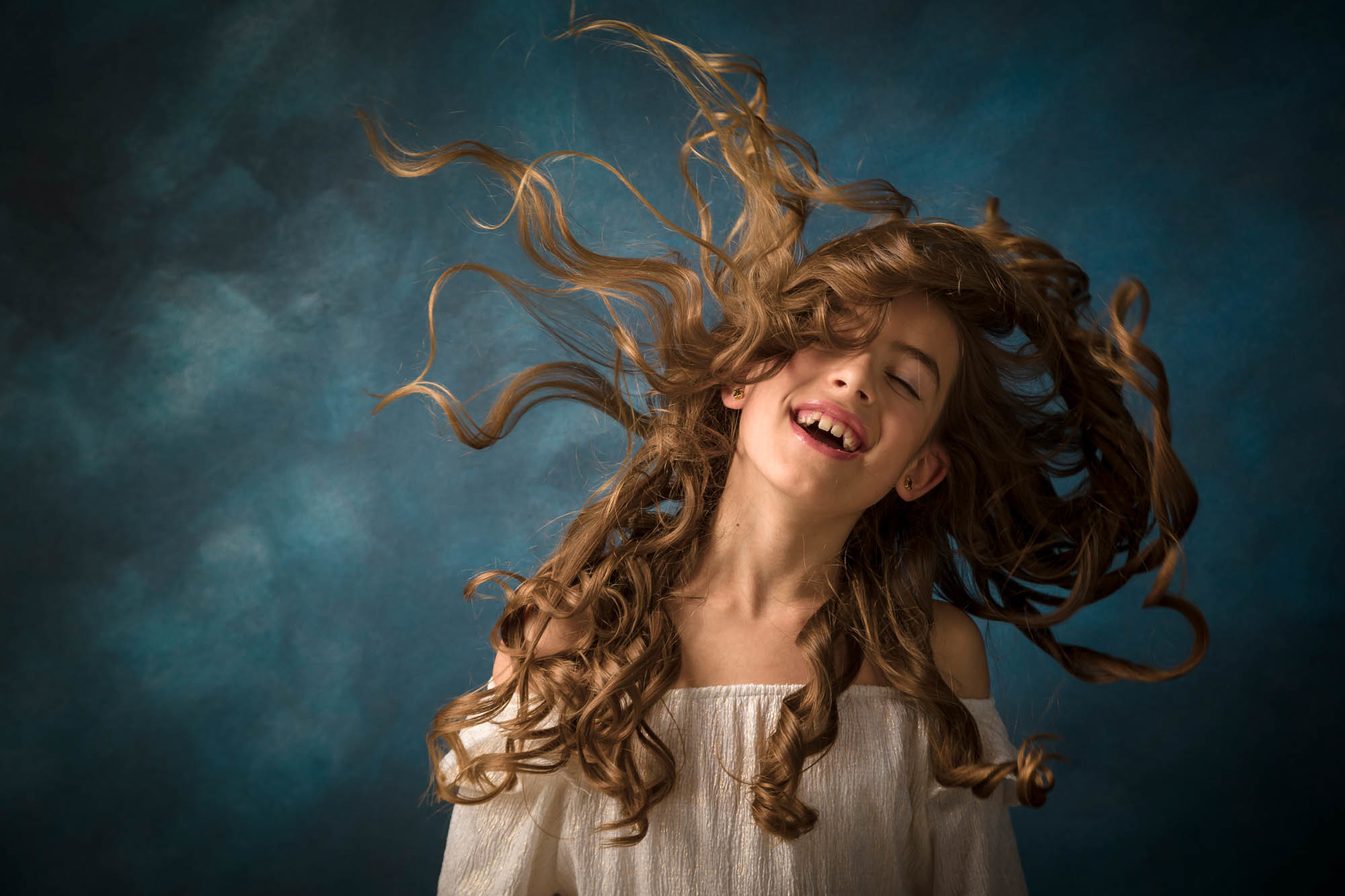 niña de comunion con pelo alborotado