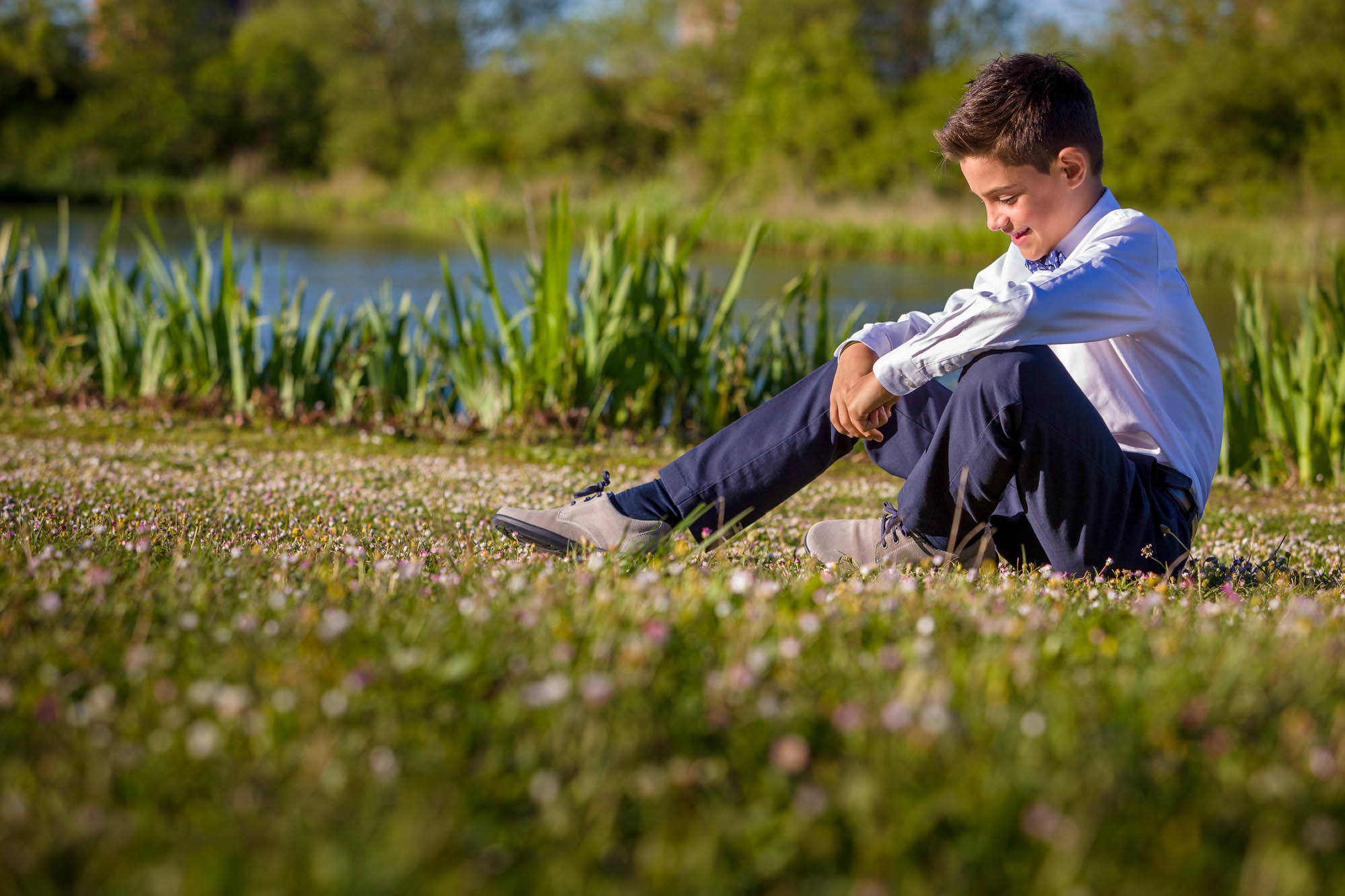 niño de comunion en el campo