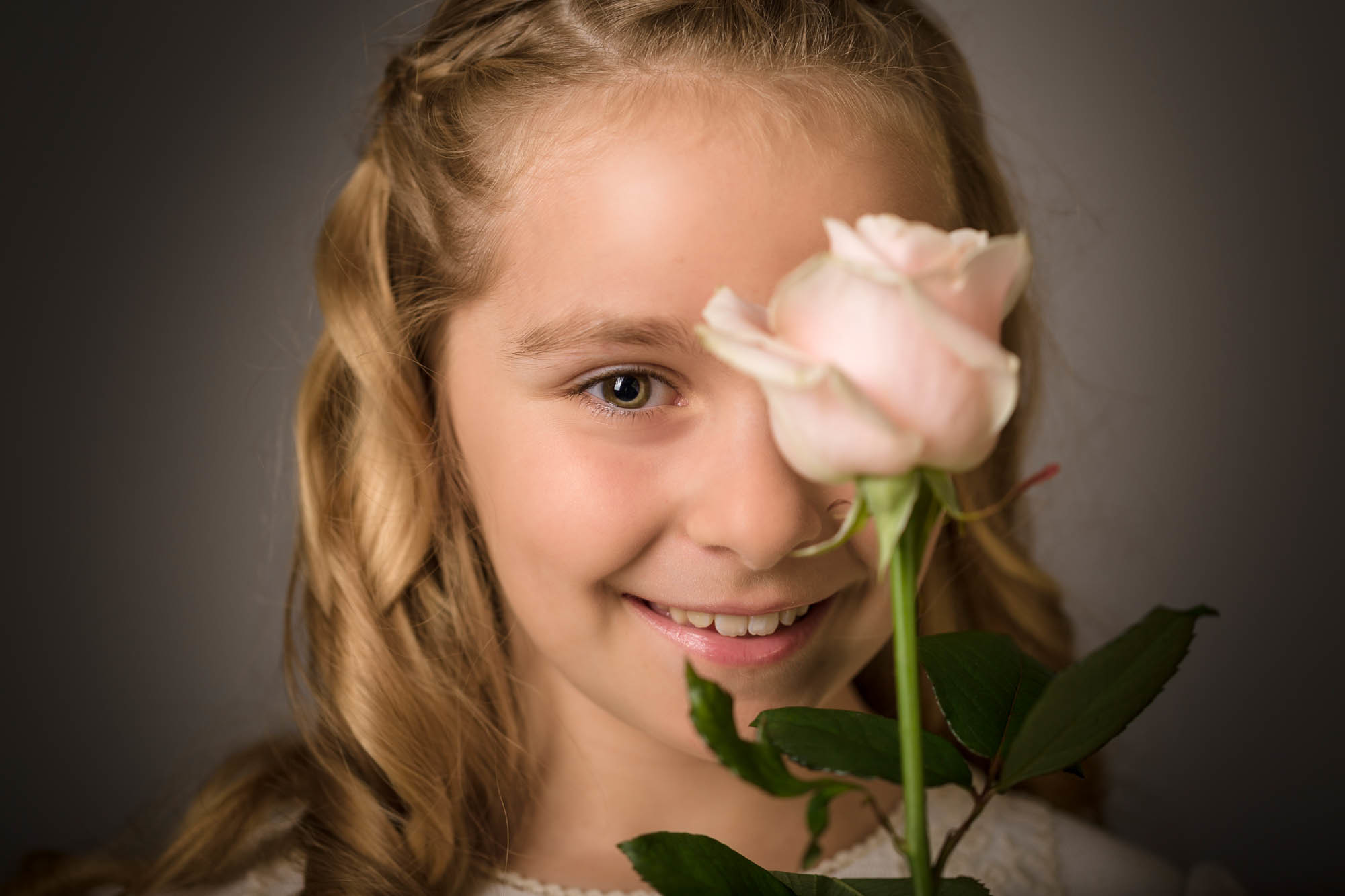 niña de comunion con flores