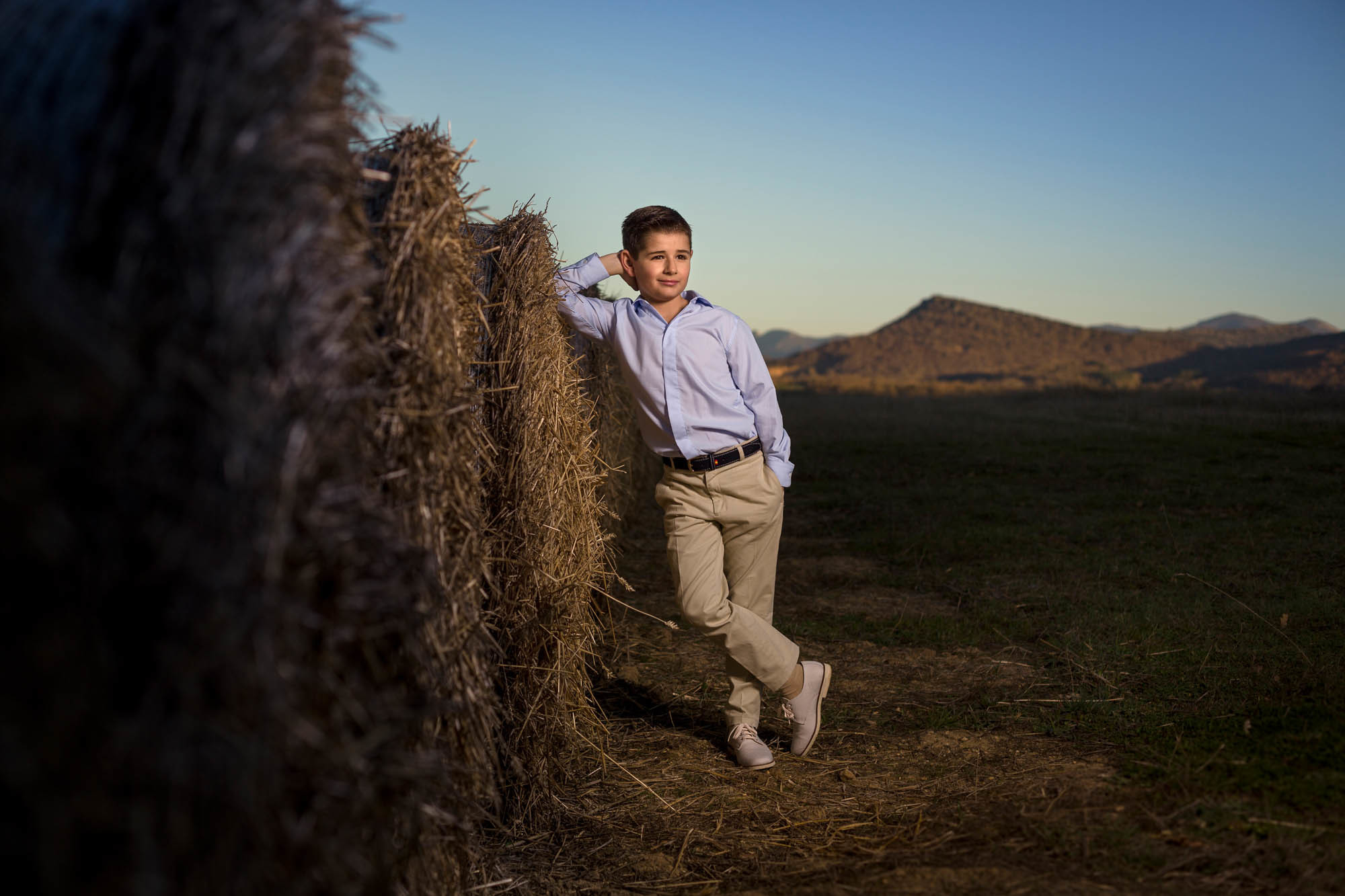 niño de comunion en el campo